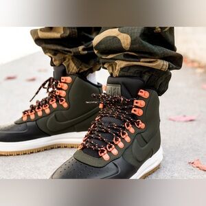 NIKE LUNAR FORCE 1 DUCKBOOT '18
BLACK-SEQUOIA GREEN-SAIL